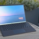 Une photo de la Surface Pro X sur une table en bois